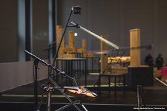 Resident Music Collective „Sternenstaub / Star Dust Music“ Konzert im Rahmen des Programms un_endlich. Leben mit dem Tod im Humboldt Forum im Berliner Schloss am 07. April 2023.
Besetzung

Gesang: Cansu Tanrikulu
Gesang und Elektronik: Ganna Gryniva
Gesang und Cello: Mathilde Vendramin
Viola / Elektronik: Grégoire Simon
Kontrabass: Christian Cuevas Müller
Kontrabassklarinette: Joachim Striepens
Alphorn / Horn: Katrin Vogel
Ney / Kaval: Mohamad Fityan
Balafon: Aly Keïta
Vibraphon, Berimbau, Gaxixi: Lucas Dorado
Perkussion und Klangstäbe: Paul-Jakob Dinkelacker
Rahmentrommeln, Tombak, Djembe: Ali Hasan
Perkussion und E-Bass: Laura Robles
Körpertambura, Klangschale: Lydia Röder
Automatische Instrumente: Edgardo Rudnitzky
Musikalische Leitung / Theremin: Clemens Rynkowski

Foto: Stefanie Loos | Stiftung Humboldt Forum im Berliner Schloss